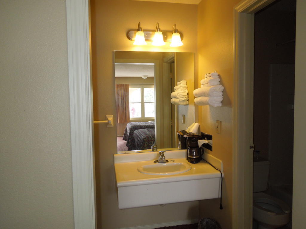 Americas Best Value Inn Чиликоти Екстериор снимка