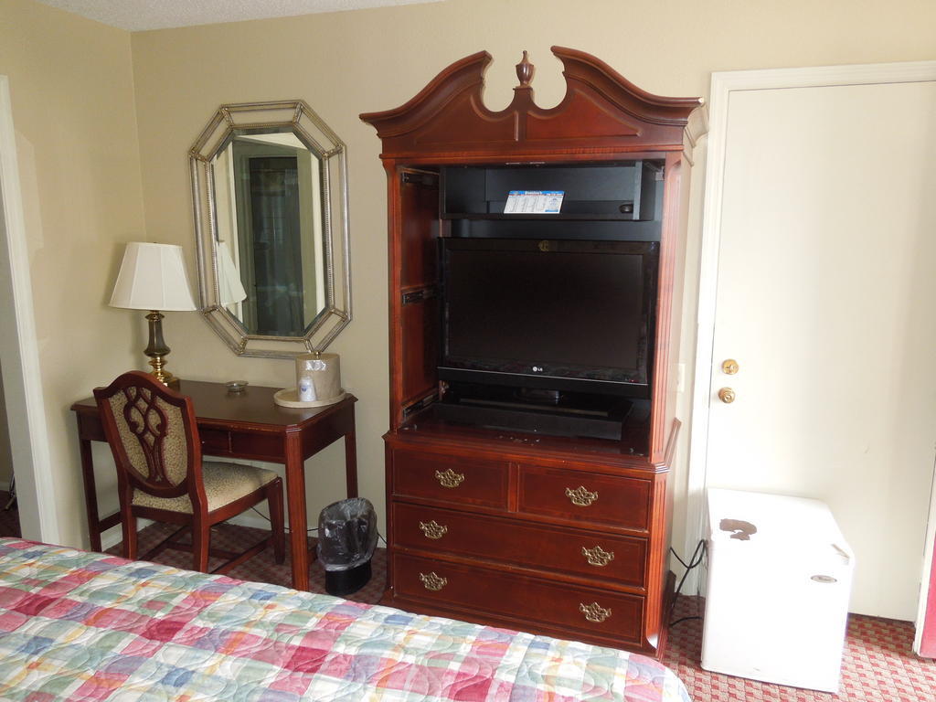 Americas Best Value Inn Чиликоти Екстериор снимка