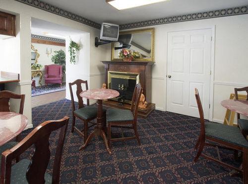Americas Best Value Inn Чиликоти Ресторант снимка