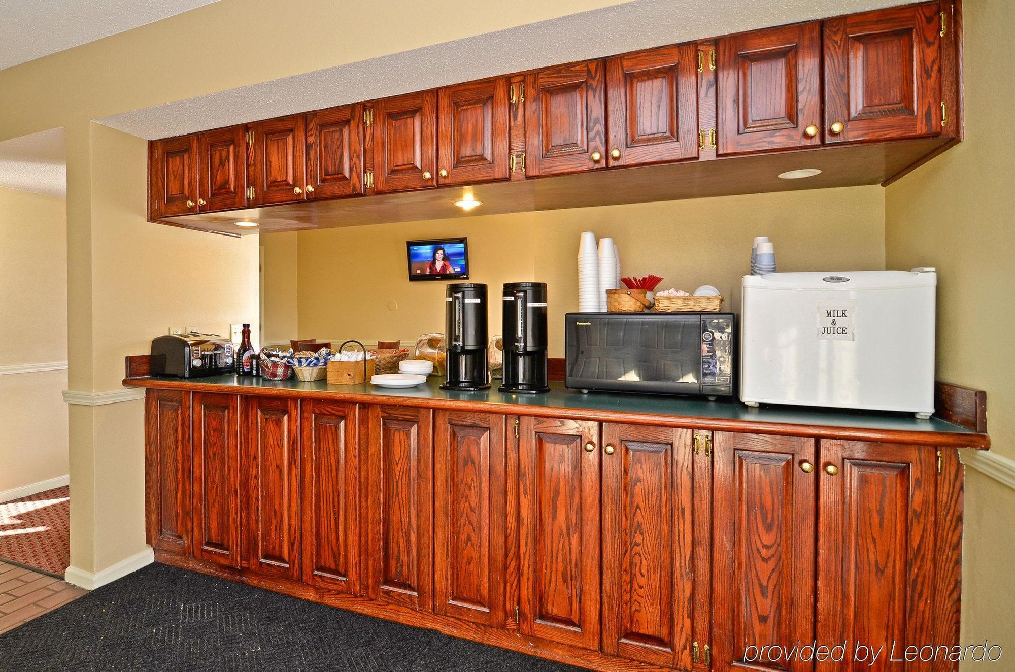 Americas Best Value Inn Чиликоти Ресторант снимка