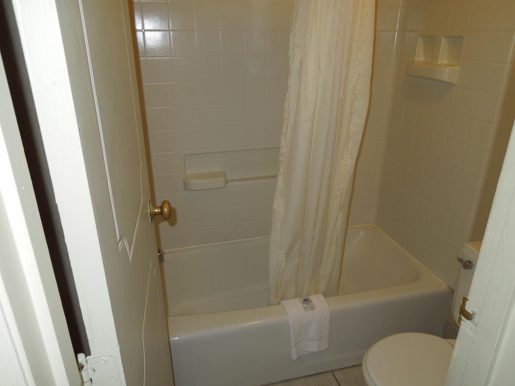 Americas Best Value Inn Чиликоти Стая снимка