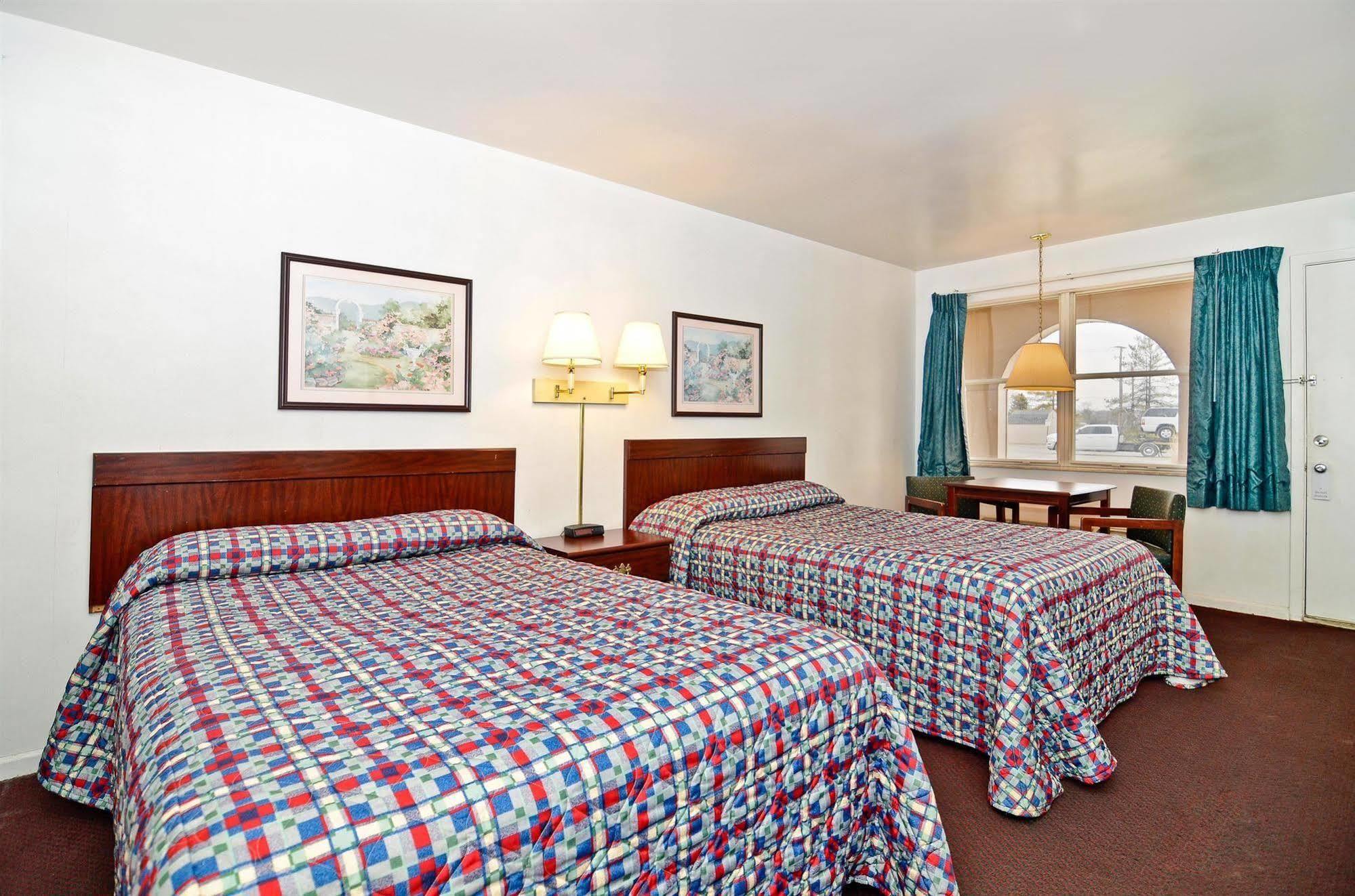 Americas Best Value Inn Чиликоти Екстериор снимка