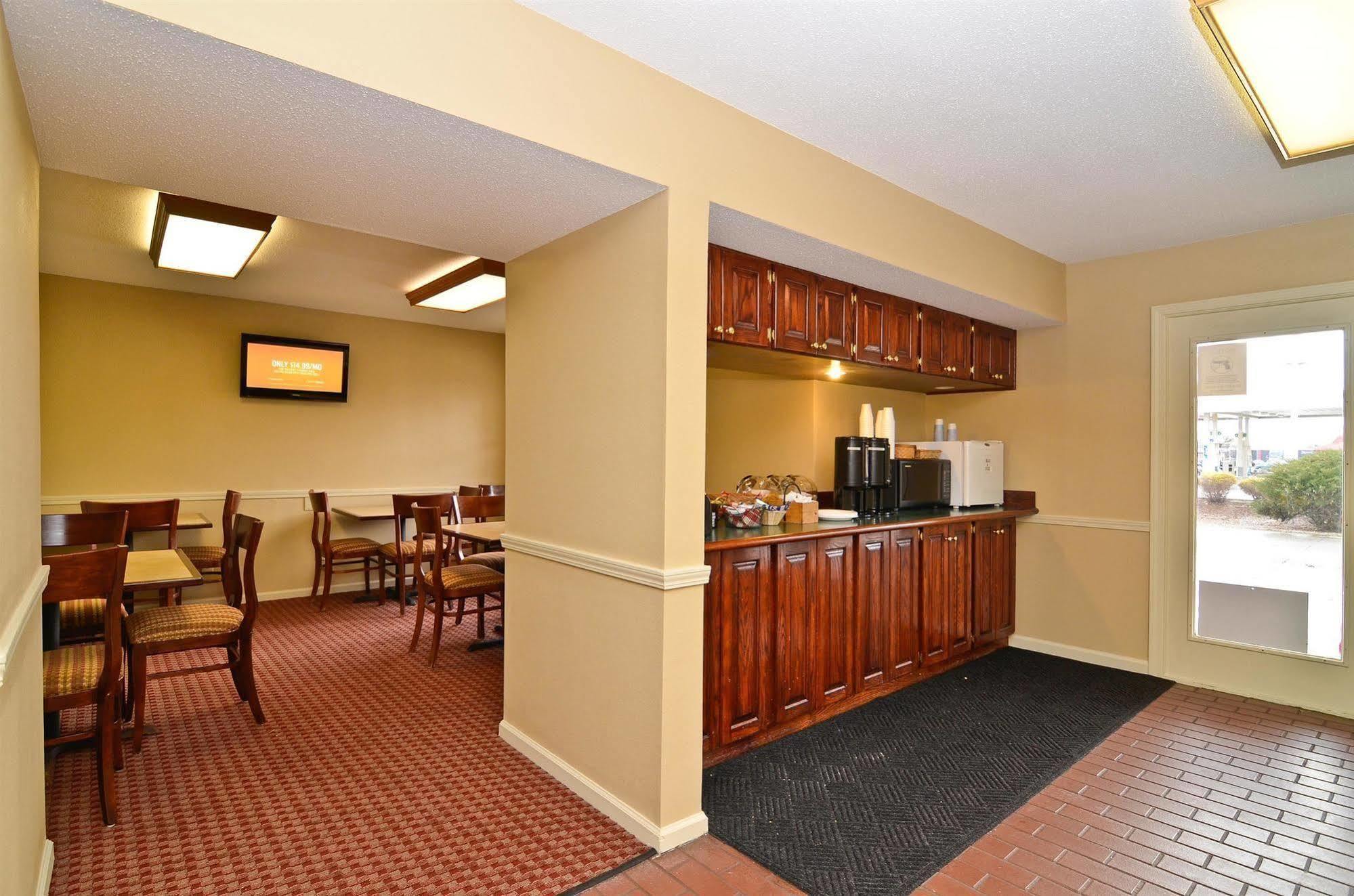 Americas Best Value Inn Чиликоти Ресторант снимка