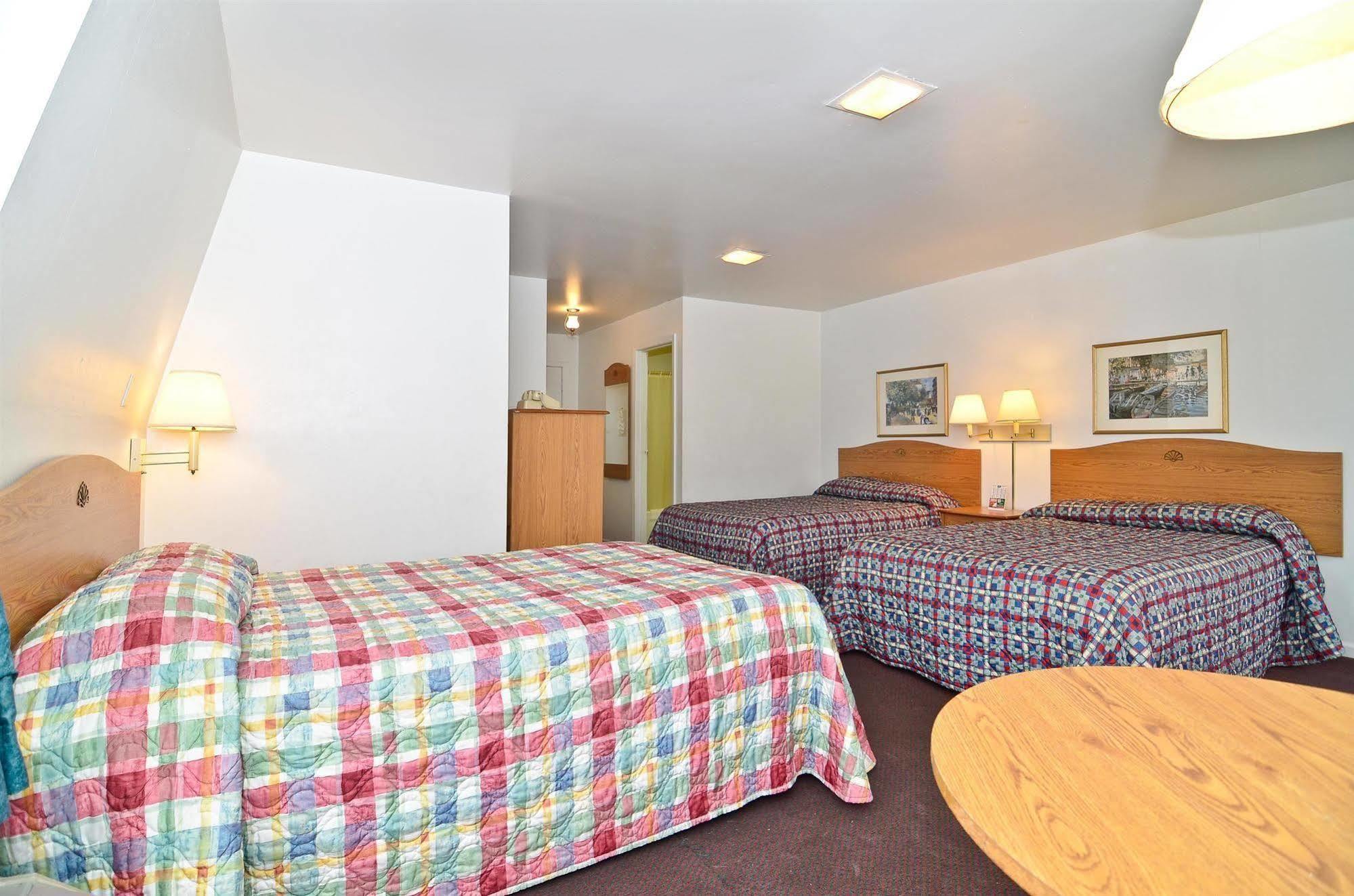 Americas Best Value Inn Чиликоти Стая снимка